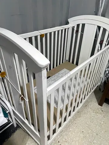 White wooden baby crib - sturdy used crib in good condition