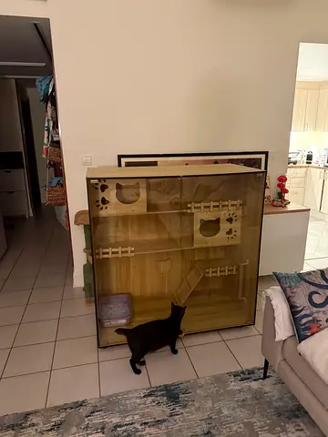 Luxury cat villa for sale. Excellent condition.