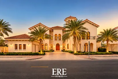 Upgraded 4BR Villa | Lake View | Private Pool