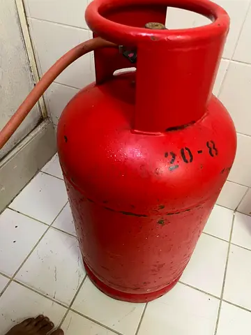 Dubai 22kg gas cylinder (with gas) and 3 months stove used