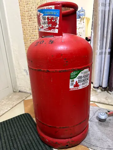 Emirates Gas-20 kg Size ,Comes with their Regulator and hose pipe.