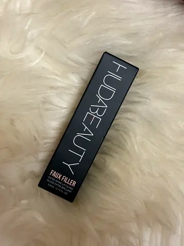 SALE | HUDA BEAUTY Faux Filler Lip Gloss – Glassy