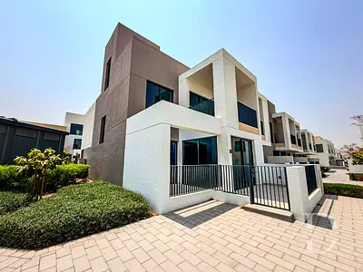 Spacious 4-bed Corner Unit | Large Plot | Close to Pool & Central Park