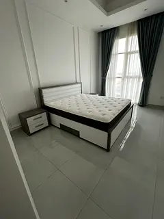 اخر طقم سرير كنج مع منضدتين جانبيه وتسريحه من پان هوم مع فرش LUXE