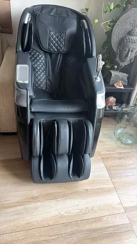 Full-Body Electric Massage Chair in Black leather - Excellent Condition