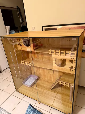 Luxury cat villa for sale. Excellent condition.