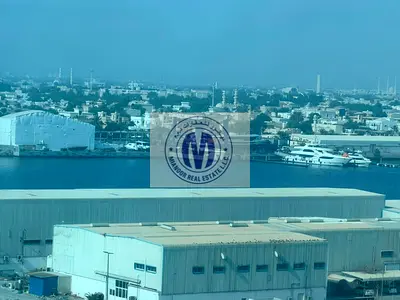 شقة واسعة وفاخرة مكونة من غرفة نوم واحدة وصالة وحمام واحد للبيع في برج الخور بإطلالة الخور