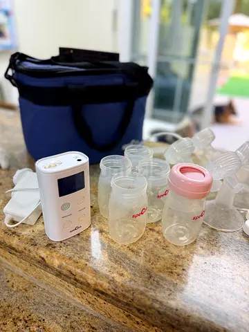 Spectra double electric breast pump with multiple spare bottles and cooler bag