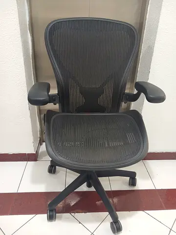 Herman Miller Aeron classic chair type B and C excellent condition for Sale