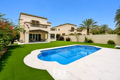 Upgraded 4BR Villa | Lake View | Private Pool