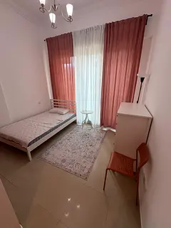 1-LADY TO SHARE ONE BEDROOM APARTMENT