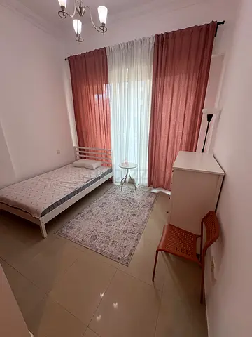 1-LADY TO SHARE ONE BEDROOM APARTMENT
