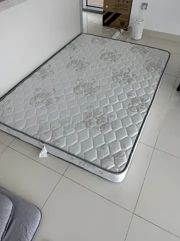 Single mattress in good condition – light use (140x200cm)