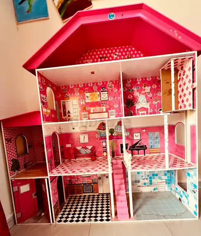 DOLL HOUSE