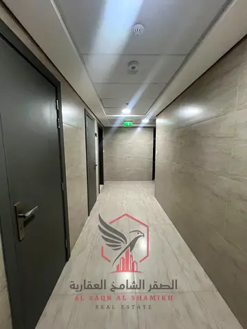 شقة واسعة للإيجار السنوي المجاز2 غرفه نوم وصاله ثاني ساكن برج جديد تكييف مركزي صيانه مجانيه قريبه علي مخرج دبي