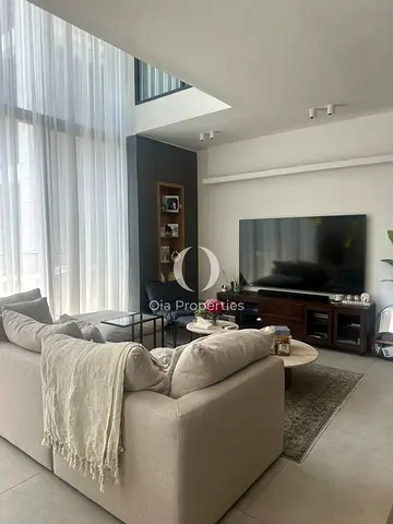 دوبلكس مفروش بغرفتي نوم | تصميم مزدوج الارتفاع | إطلالة على التراس والفناء