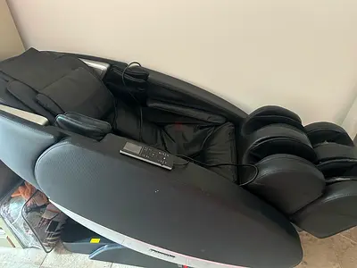 Isukoshi Full-Body Gravity Massage Black Full-Body Massage Chair with Remote - Good Condition