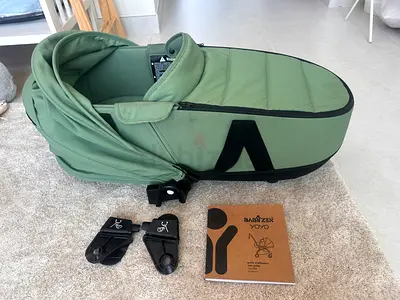 BABYZEN YOYO Bassinet in green, in very good used condition.