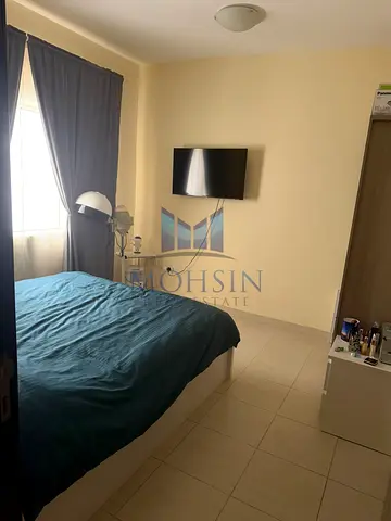 شقة فاخرة (غرفة وصالة) مفروشة بالكامل للبيع العاجل؛ موقع متميز وإطلالة مفتوحة. خيار مثالي للعائلات، مع سهولة التنقل إلى الشارقة ودبي.