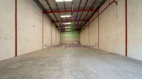 مستودع للإيجار في الصناعية 18 الشارقة بمساحة 2400 قدم مربع قريب من الشارع الرئيسي مع حمام ومناسب للتخزين وموقع عملي لسهولة الوصول والنقل