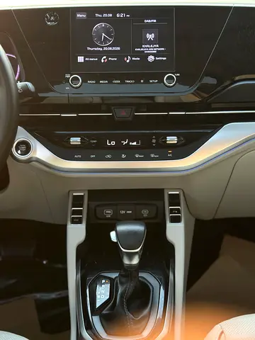 صورة 14 لـ 2023 KIA CARENS