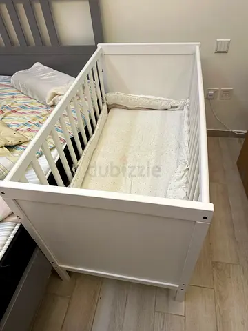 White wooden baby crib - good condition