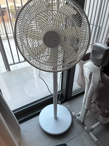 White pedestal standing fan - good working condition