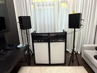 Portable DJ Booth table , foldable. With case. Headliner brand.