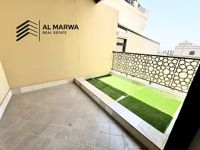 فيلا للإيجار: مشرقة، تضم 5 غرف نوم وصالة كبيرة وغرفة خادمة.