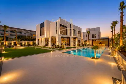 BURJ KHALIFA VIEWS | PRIVATE POOL | NEXT TO MALL | 5 MASTER BEDROOMS