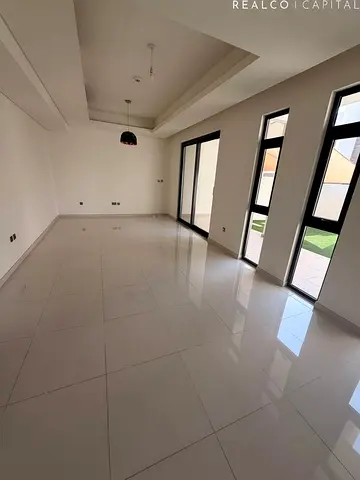 R2MB MOST RARE LAYOUT MIDDLE UNIT FOR SALE VACANT