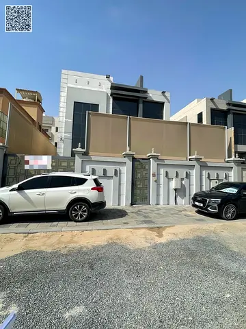 5 master bedrooms, a majlis (formal sitting room), two living rooms, a maid's room, and a kitchenet