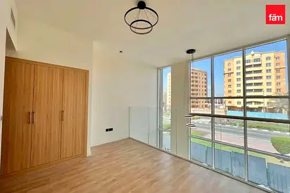 Single Row | Private Elevator | Near Entrance
