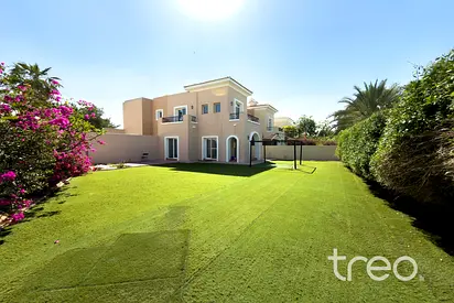 Vacant Now | Lake Backing | Huge Plot