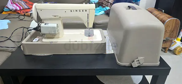 Vintage Singer Sewing Machine with Hard Cover - Working Condition