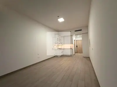 Large Studio | Unfurnished | Fitted Kitchen