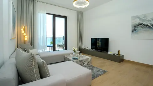 Serviced ! 1 BR New Bright Port De La Mer