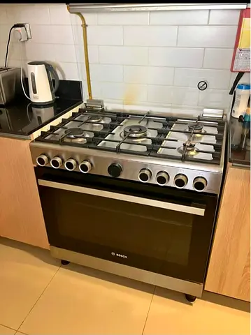 Argent for sale Bosch cooker five burner full gas latest models sam like new condition