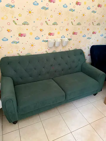 Green tufted 3-seater sofa in good condition