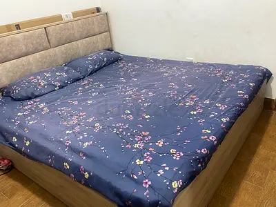 King Size Bed with Medical Mattress – Excellent Condition