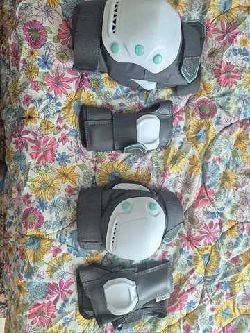 Kids Protective Gear Set - Knee Elbow Wrist Pads (Lightly Used)
