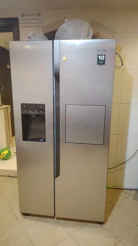 Side-by-side stainless steel refrigerator with water dispenser