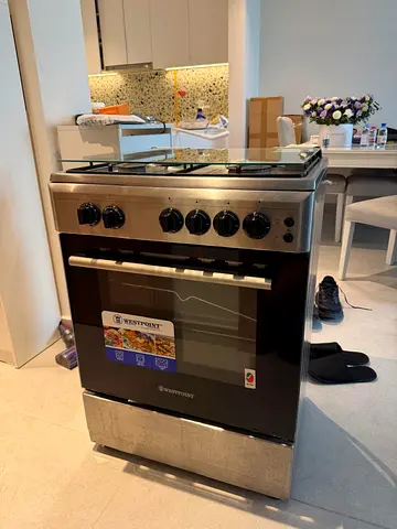 Westpoint freestanding gas cooker with oven - good working condition