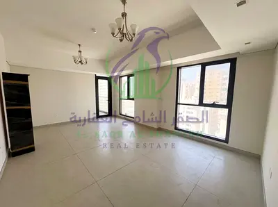 غرفة وصالة أول ساكن للإيجار السنوي في بوشغارة الشارقة غرفة ماستر بلكونة إطلالة بانورامية خزائن بالحائط وحمامين