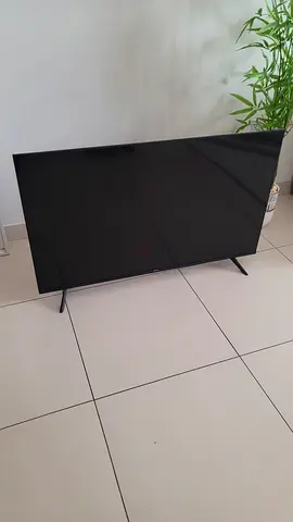 Hisense 50 inch Android Smart UHD 4k TV in good condition with stand