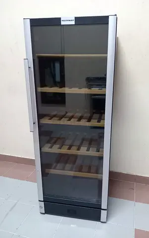 Vestfrost freestanding wine cooler 155 beverage capacity, excellent condition