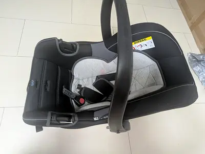 Infant rear-facing car seat / baby carrier in good condition