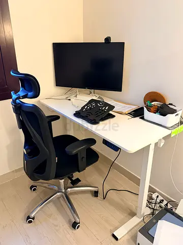 Standing desk / FLEXISPOT Basic Plus Electric Height-Adjustable Desk with Charging Sockets - white