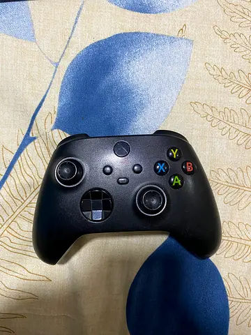 Xbox Wireless Controller (Black) - with batteries Good Condition