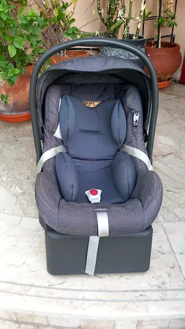 Infant car seat / baby carrier in good condition